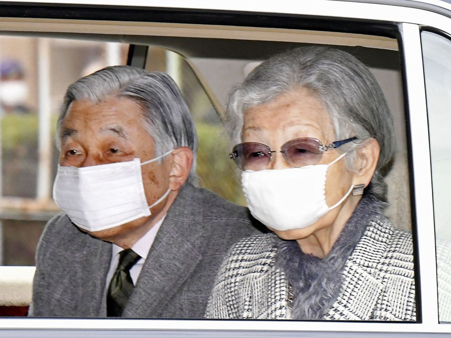 日本太上皇明仁（左）和太后美智子在佩戴口罩等行为上正在成为日本普通人的榜样。（美联社）