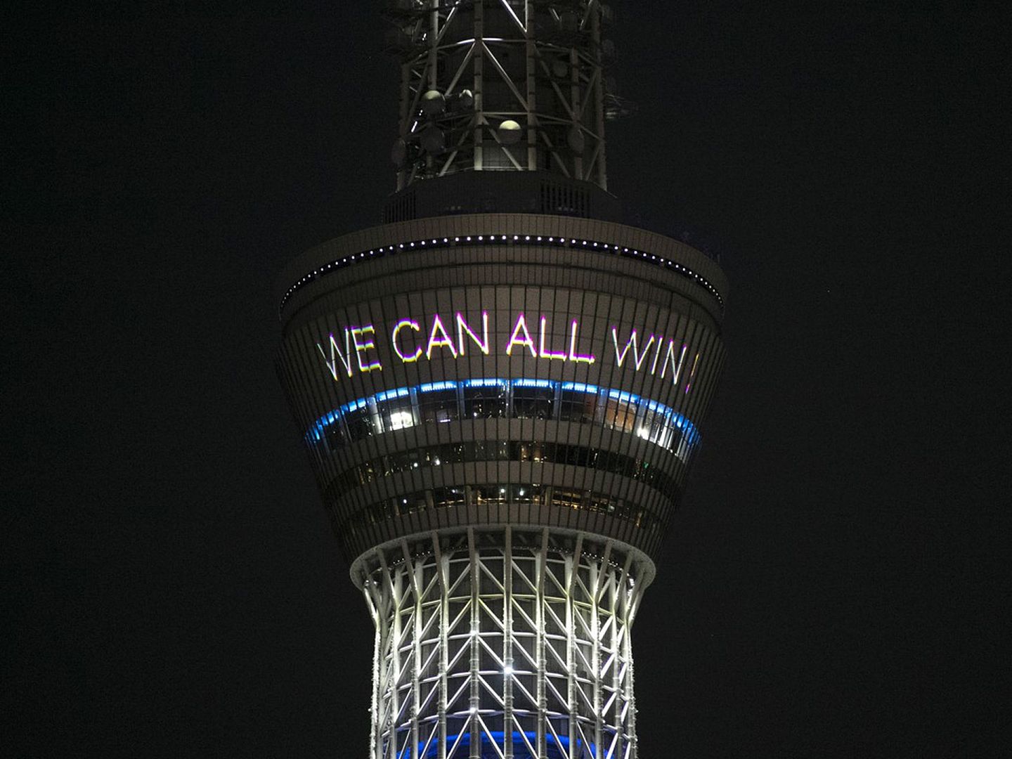 东京新地标“天空树”打出了为日本加油的口号，但东京的现状却未必能让人放心。（美联社）