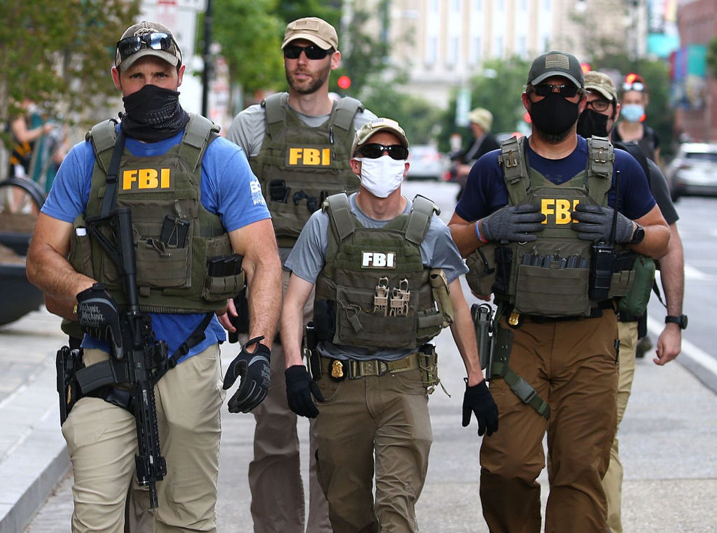 美国司法部7月23日在一份声明中指出，联邦调查局已在全国超过25个城市，向怀疑与解放军有关连但在申请签证时没申报的人进行问话。图为6月3日，美国联邦调查局成员在华盛顿特区持械巡逻。（Getty）