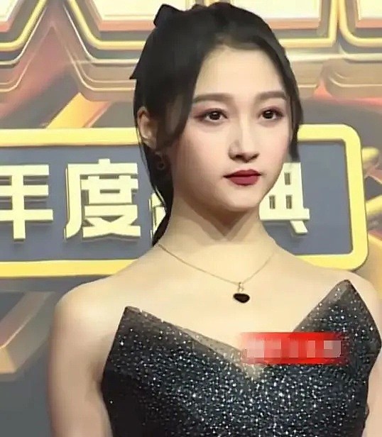 同一镜头下的17位女明星媲美：杨紫胖得没脖子，郑爽脸僵状态差，倪妮一脸疲态和憔悴（组图） - 5