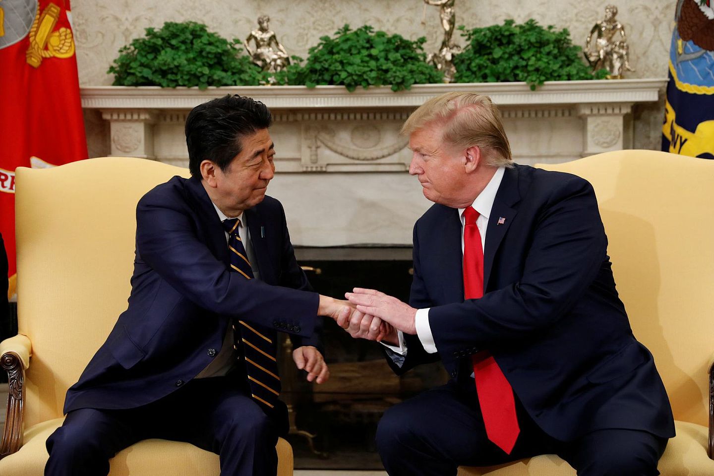 特朗普第一次以总统身份与安倍会晤就给他来了一个握手杀。图为2019年4月26日，特朗普在白宫会见日本首相安倍晋三。（Reuters）