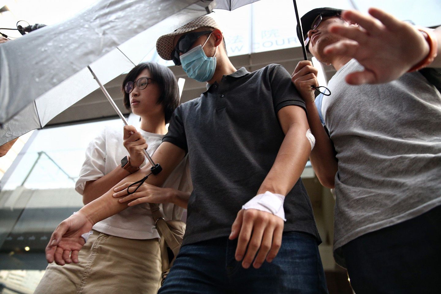 “港版国安法”实施以来，诸多参与香港示威的人士选择私渡到台湾避风头，被控暴动罪的吴仲谦（中）也参与其中。（HK01）