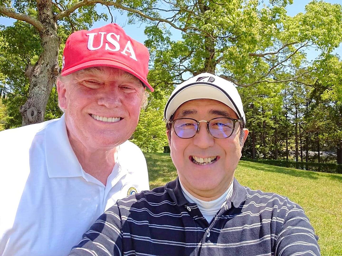 2019年5月，安倍晋三访美时与特朗普打高尔夫球，并在Twitter上发布二人自拍的合照。（Reuters）