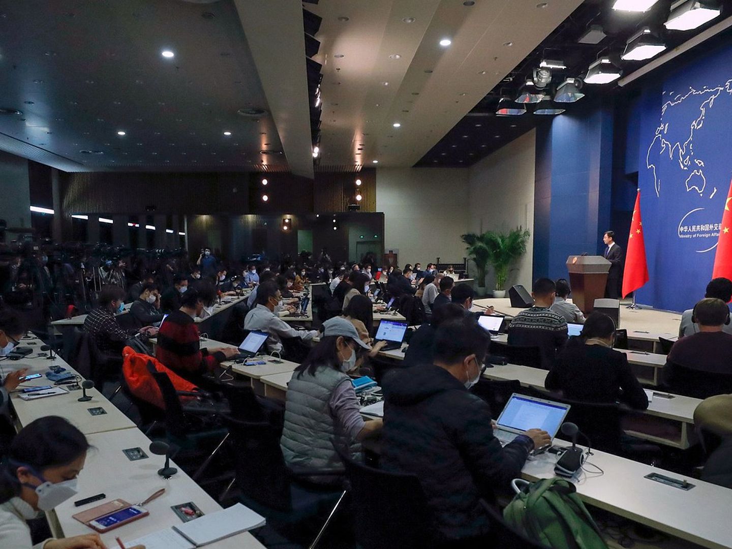 3月18日，中国外交部例行记者会上，发言人耿爽表示，至少13名美国记者将被驱逐出中国，以作为美国政府对中国国有媒体在美经营签证设置新限制的反制措施。（AP）