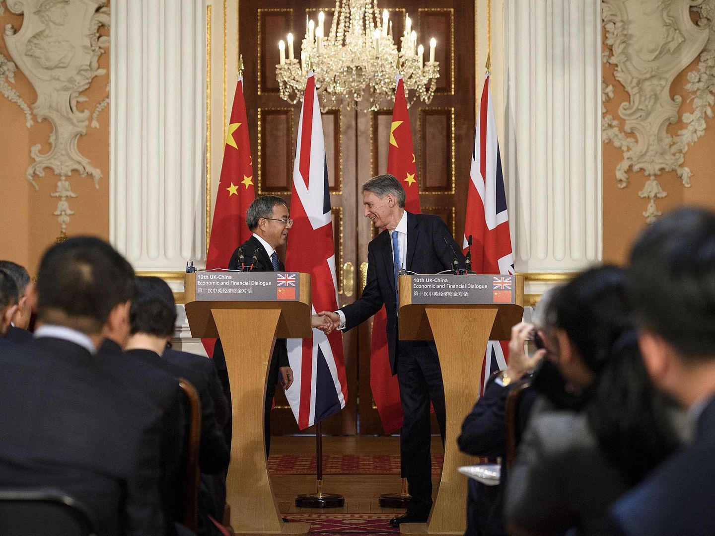 6月17日，中国国务院副总理胡春华与英国财政大臣哈蒙德（Philip Hammond）在伦敦共同主持召开第十次中英经济财金对话。（Reuters）