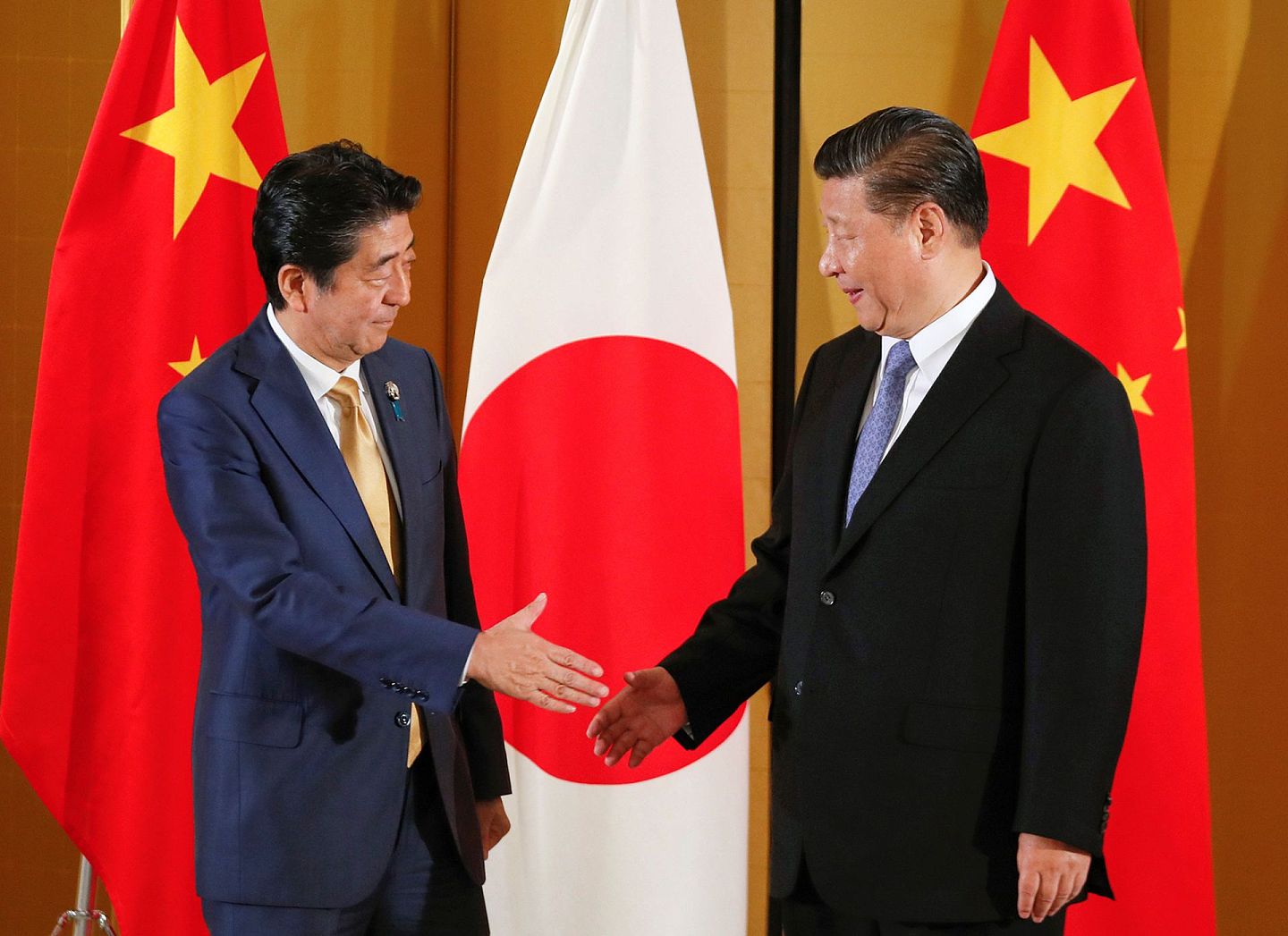 2019年6月27日，在日本西部城市大阪国际展览中心举行G20峰会之前，中国国家主席习习近平和日本首相安倍晋三会面。（REUTERS）