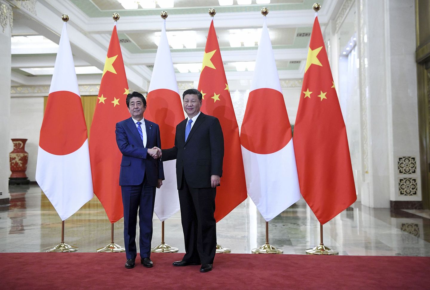 北京时间12月24号中日韩3国峰会在时隔约19个月后，于四川省成都市正式举行。由于习近平不去成都与会，前来出席会议的日本首相安倍晋三提前一天抵达北京与习近平会面。（AP）