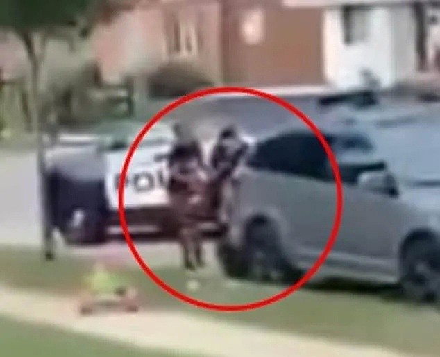 细节曝光！黑人男子连中7枪后瘫痪，这个动作让警察对他“痛下杀手”（视频/组图） - 8