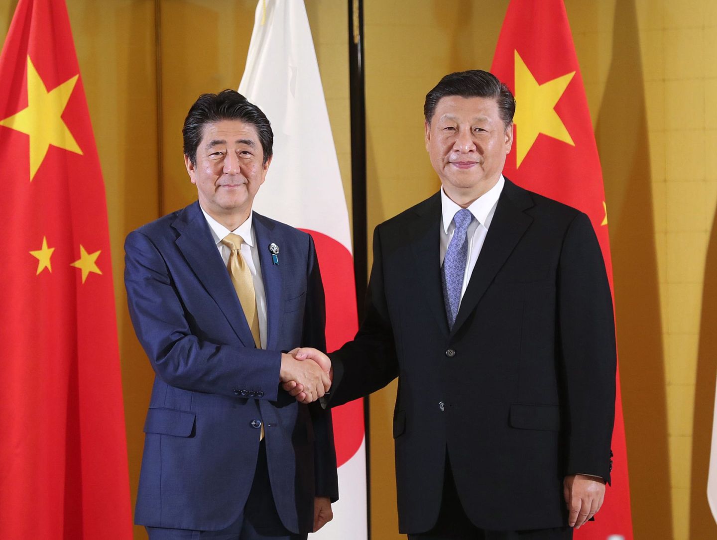 2019年6月27日，中国国家主席习近平在大阪会见日本首相安倍晋三。（新华社）