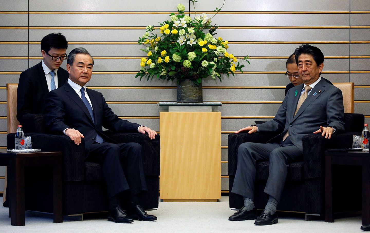 安倍晋三有着自己独特的外交方式，他的“椅子外交”和“小跑外交”都曾引起热议。这是2019年11月25日，安倍在东京会见国务委员兼外交部长王毅。（AP）