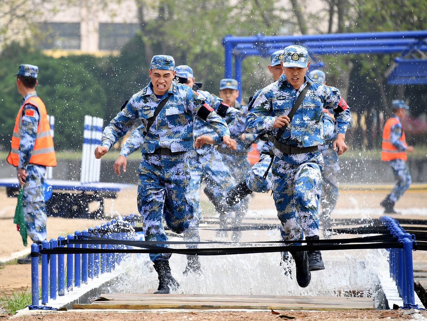 2019年4月30日，中俄“海上联合—2019”军事演习陆战分队军事竞赛举行，图为中国海军陆战队员在400米越障竞赛中。（新华社）