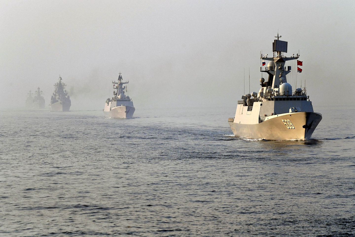 2019年中俄举行“海上联合-2019”军事演习，图为5月3日，参演舰艇在联合反潜科目中编队航渡。（新华社）