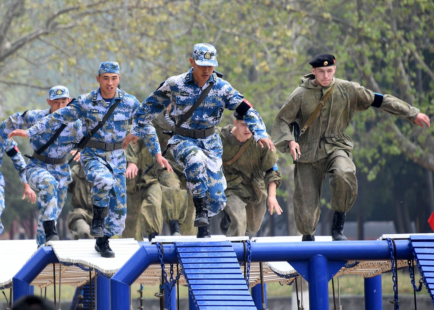 2019年4月30日，中俄“海上联合—2019”军事演习陆战分队军事竞赛举行，中俄两国海军陆战队员就4个课目进行竞赛，图为中俄海军陆战队员在400米越障竞赛中。（ 新华社）