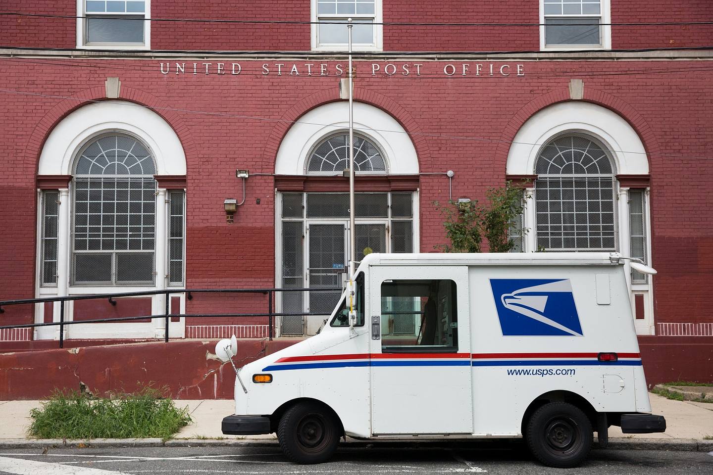 图为8月14日，一架邮车停泊在美国费城邮局。 有情报人员早前指出，暂时无证据显示外国有意干预破坏邮寄投㶾，与特朗普（Donald Trump）言论相左。 （Reuters）