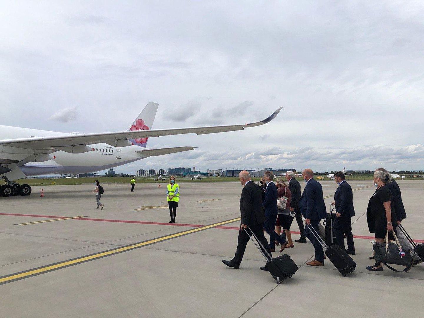当地时间8月29日，捷克代表团在布拉格机场登机访问台湾。（台湾外交部官网）