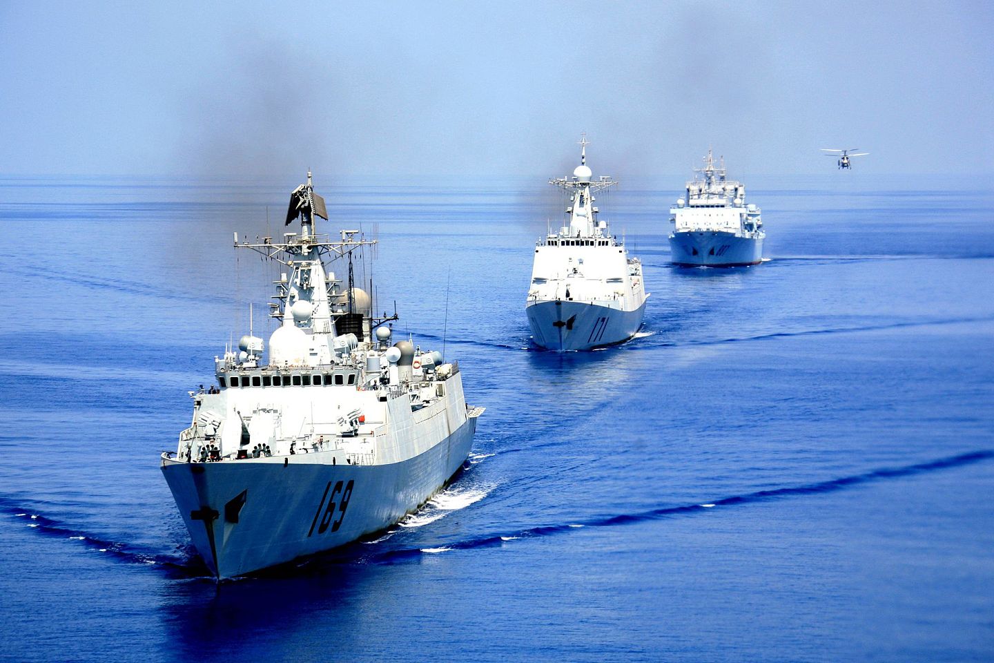 2009年4月8日，中国海军首批亚丁湾护航编队“全家福”，依次为武汉舰、海口舰、微山湖舰及舰载直升机。（视觉中国）