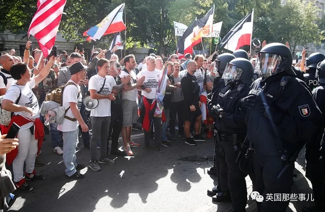 欧洲各国怎么都开始反口罩反疫苗游行？！这画面，整个欧洲大陆都疯了（组图） - 30