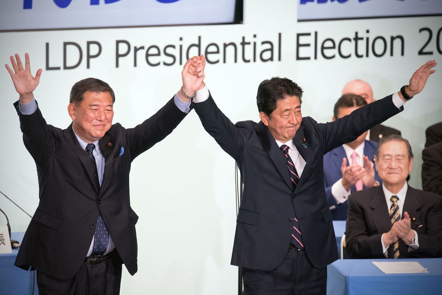石破茂（左）是安倍的老对手，安倍在2012年的自民党选举中险胜石破茂才得以上位。（Getty）
