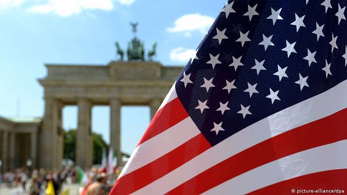 USA Fahne Brandenburger Tor Berlin (picture-alliance/dpa)