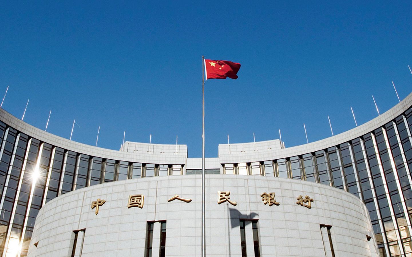 与美联储相比，中国央行的货币政策并不够“宽松”。（视觉中国）