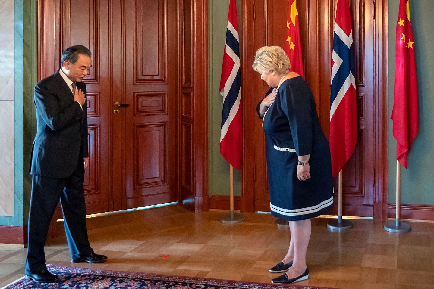 因为诺贝尔和平奖一事中国与挪威关系紧张，王毅此次访问挪威是15年来中国外长首次到访。图为2020年8月27日，挪威总理索尔贝格（Erna Solberg）接待王毅。（AP）