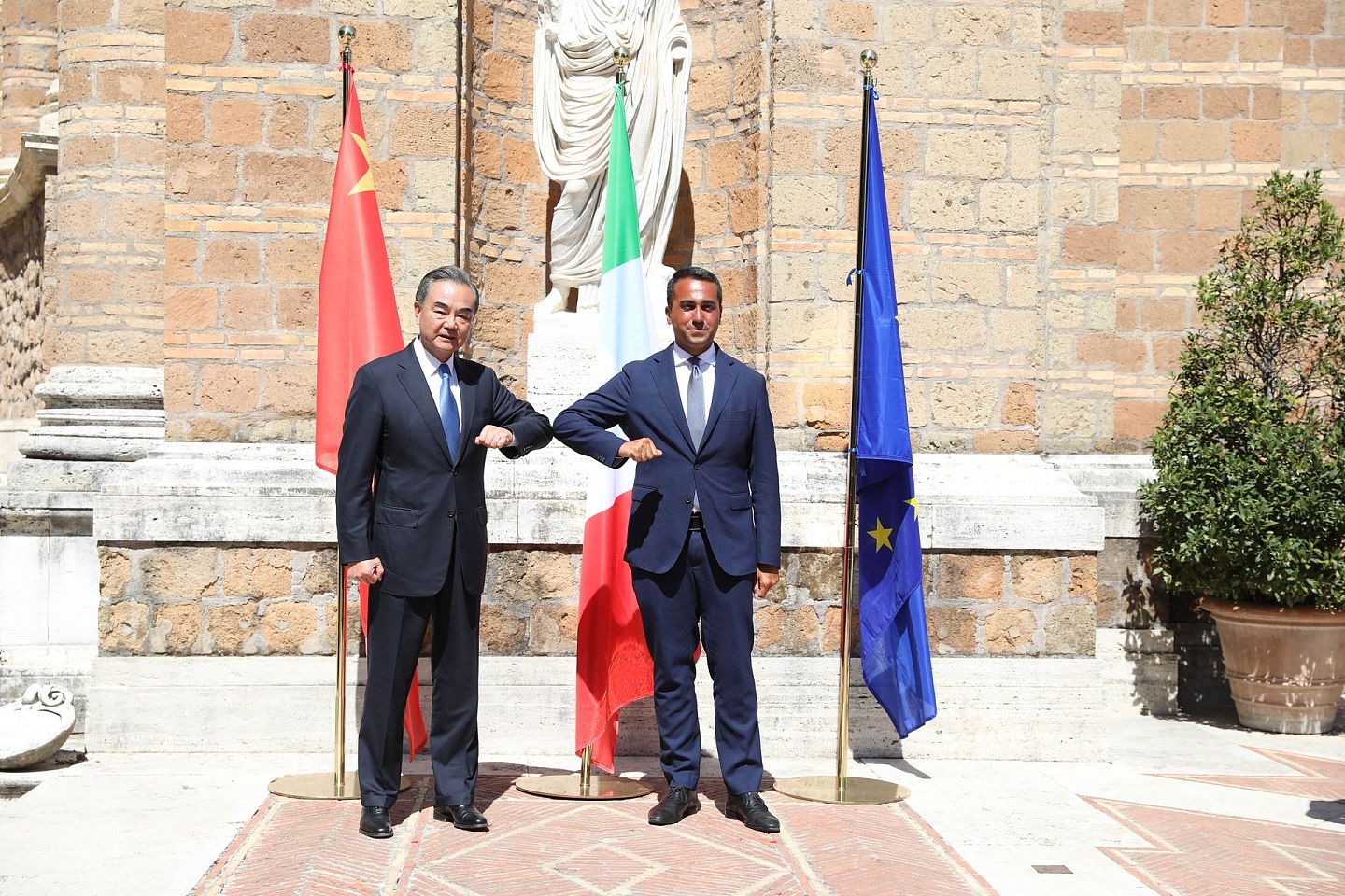 意大利是首个加入中国“一带一路”倡议的G7国家。在中国疫情发生之后，意大利曾援助中国，而意大利爆发疫情后，中国也对意大利施以援手。如今，王毅首访欧洲首站为意大利。中国与意大利的关系在逐步升温。图为8月25日，在意大利罗马，王毅（左）与意大利外长迪马约在会谈前碰肘留影。（新华社）
