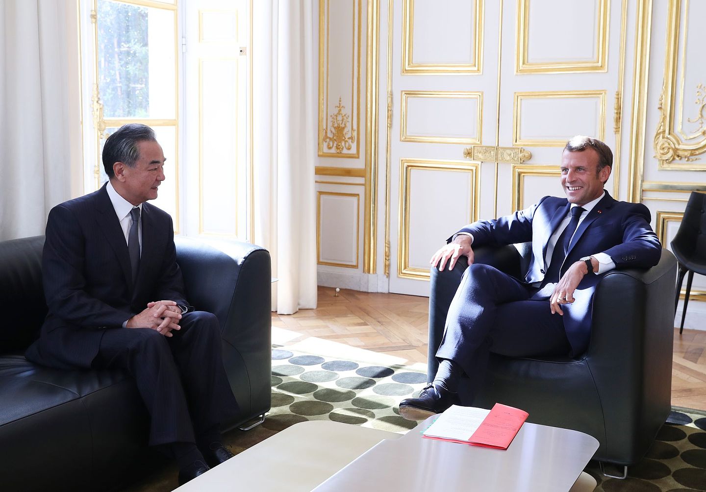 法国在欧洲对华议题上作用明显。图为2020年8月28日，法国总统马克龙（右）在巴黎爱丽舍宫会见王毅。（新华社）