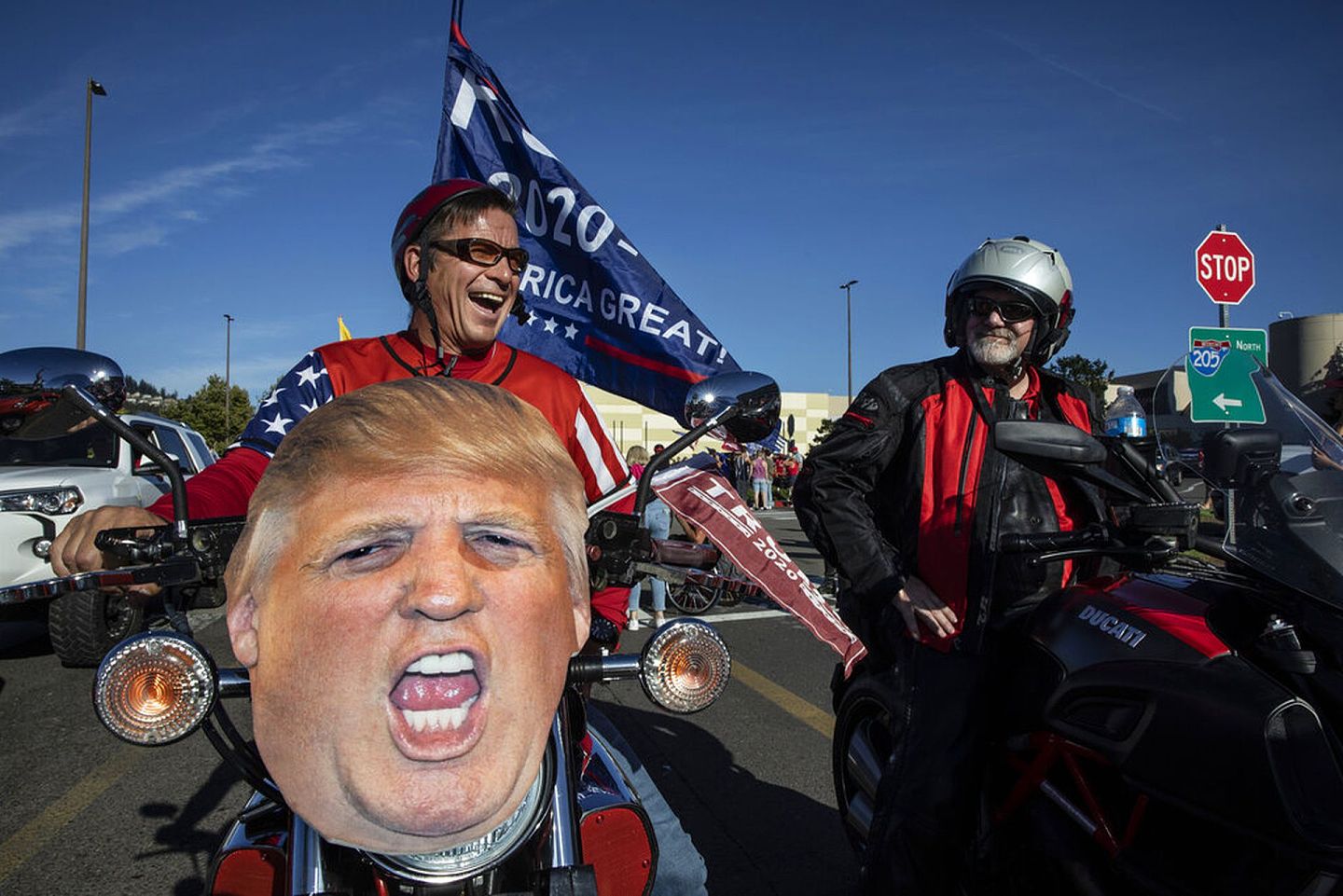 特朗普的示持者骑着重型机车参加游行。（美联社）