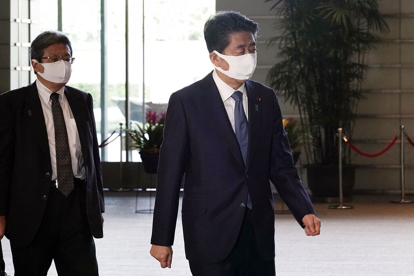 日本首相安倍晋三辞职：安倍晋三8月28日宣布以溃疡性大肠炎复发为由辞职，他说会留任到下任首相到职为止。图为8月28日安倍身在首相办公室。（AP）