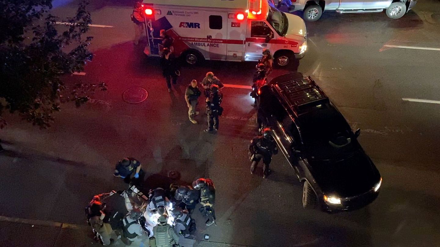8月29日波特兰发生枪击案后，警方及医护人员赶到现场抢救。（Reuters）