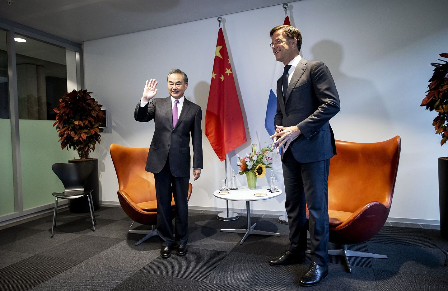 2020年8月26日，荷兰首相吕特（ Mark Rutte）在海牙会见对荷兰进行正式访问的王毅。（AP）