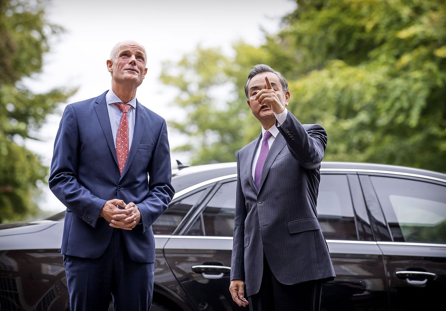 2020年8月26日，王毅访问荷兰，荷兰外交大臣布洛克 （Stef Blok）与王毅会晤。（AP）