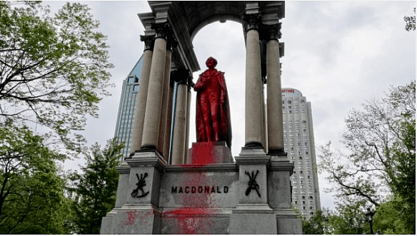 场面震撼！加拿大爆发游行，“国父”雕像惨遭“斩首”，身首异处…（组图） - 10