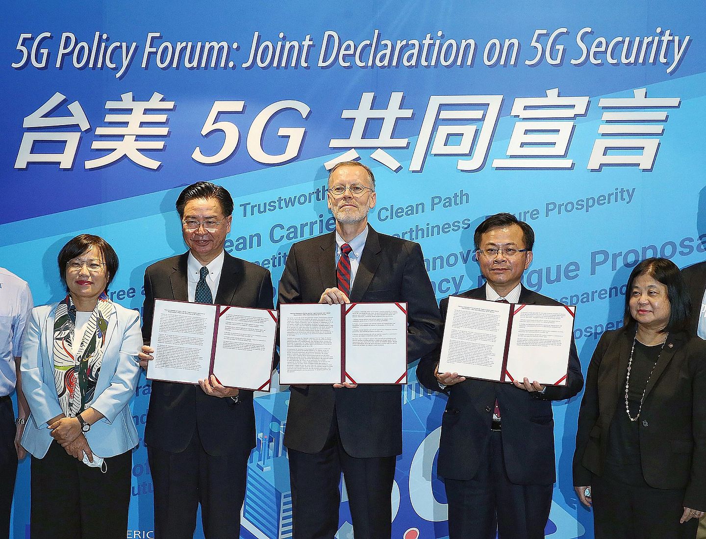 2020年8月26日，台湾外交部门事务人吴钊燮(左二)、通讯传播委员会主委陈耀祥（右二）及美国在台协会（AIT）台北办事处长郦英杰（William Brent Christensen）同场共同发表《台美5G共同宣言》，宣示将携手制定5G标准，蔡英文则称台、美产业互补，有助台湾产业发展。（中央社）