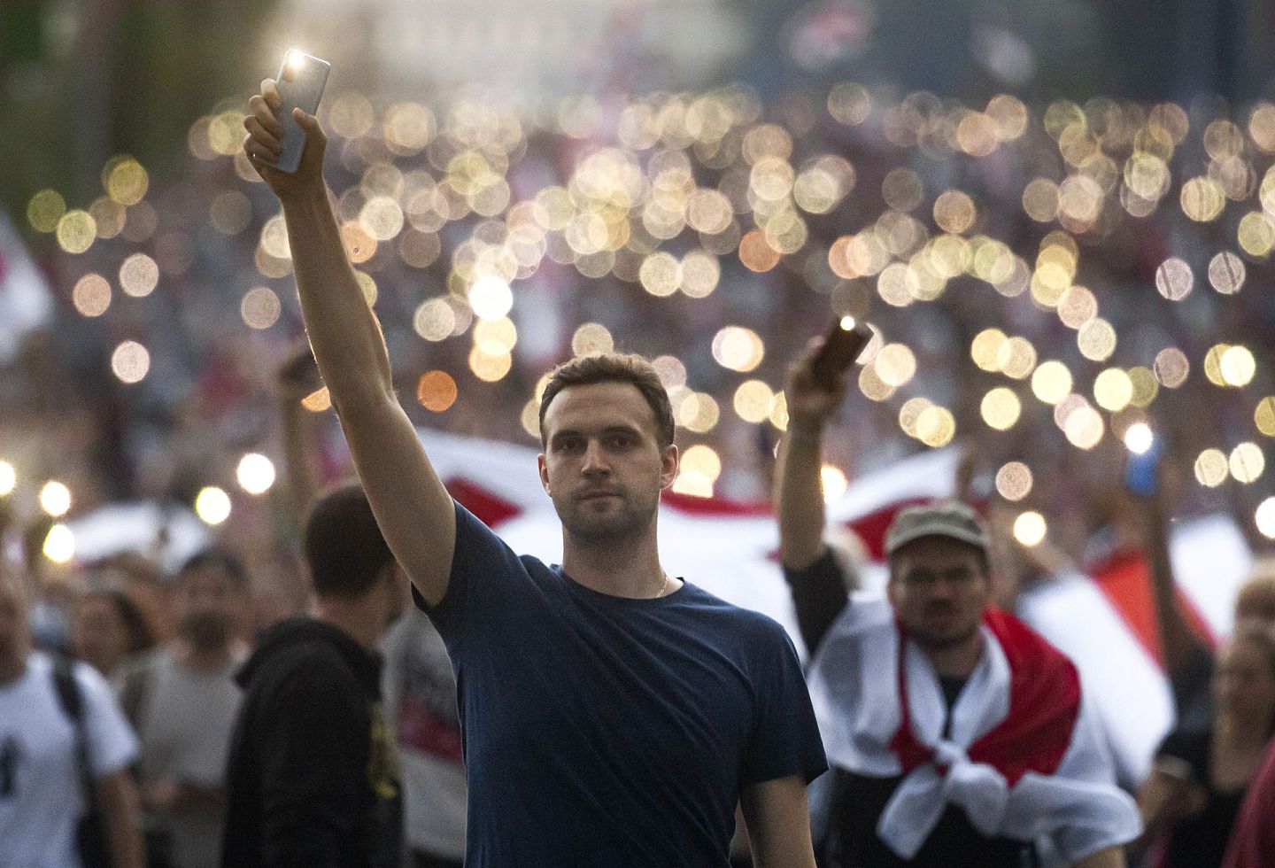 图为8月30日白罗斯反对派的支持者在明斯克发起示威，他们举起开着灯的手机。（AP）