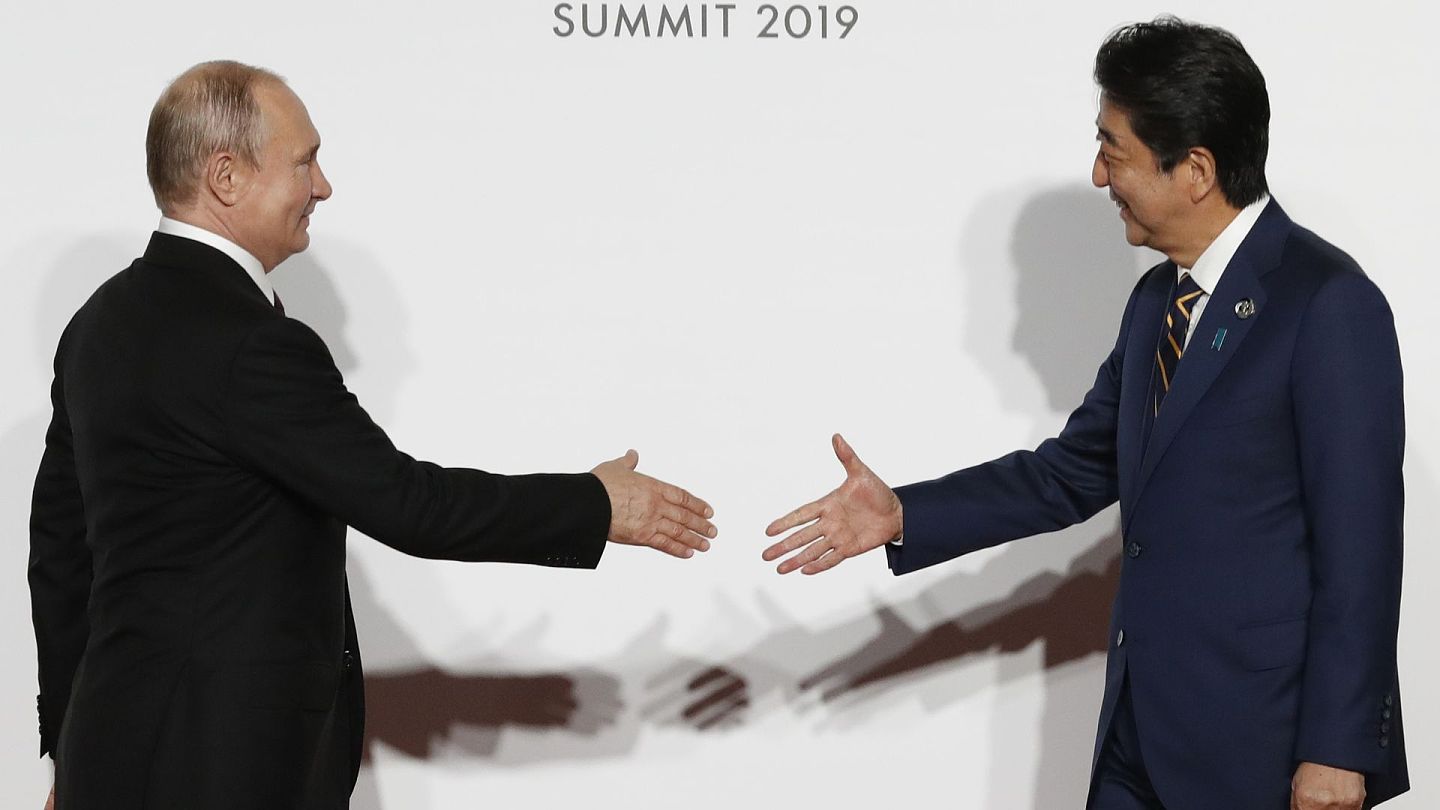 俄罗斯卫星通讯社2020年8月31日引述克里姆林宫新闻处发布消息称，俄罗斯总统普京与日本首相安倍晋三进行视像会议。图为2019年6月28日，普京（左）与安倍晋三（右）在大阪的G20峰会场地握手。（Getty）
