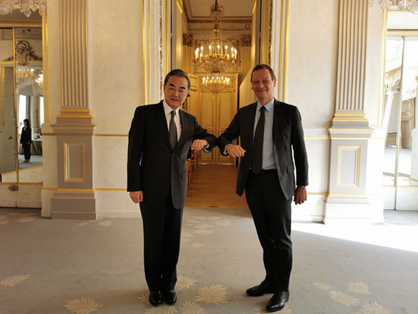 8月28日，中国国务委员兼外交部长王毅在巴黎会见法国总统外事顾问博纳（Emmanuel Bonne）。（中国外交部）