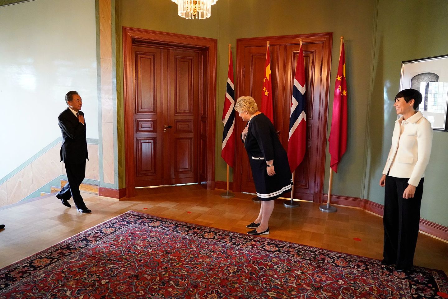 8月27日，挪威总理索尔贝格在奥斯陆接见了中国外交部长王毅。挪威是王毅此次欧洲之行的第三站。（AP）