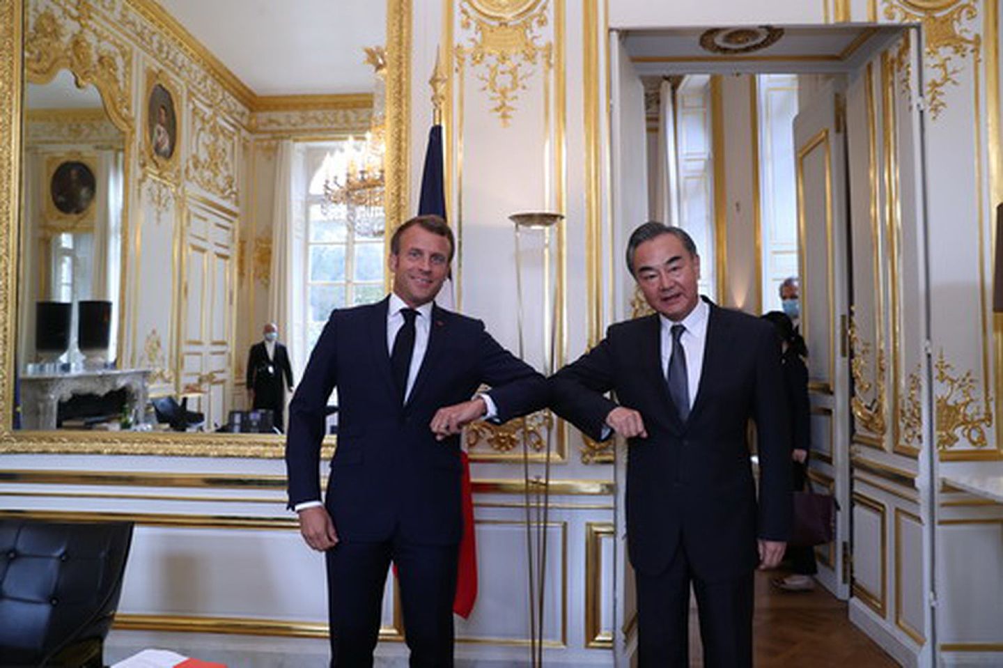 法国总统马克龙8月28日在爱丽舍宫接见中国国务委员兼外交部长王毅。王毅呼吁中法两国加强医疗合作，共同抗击疫情。（中国外交部）