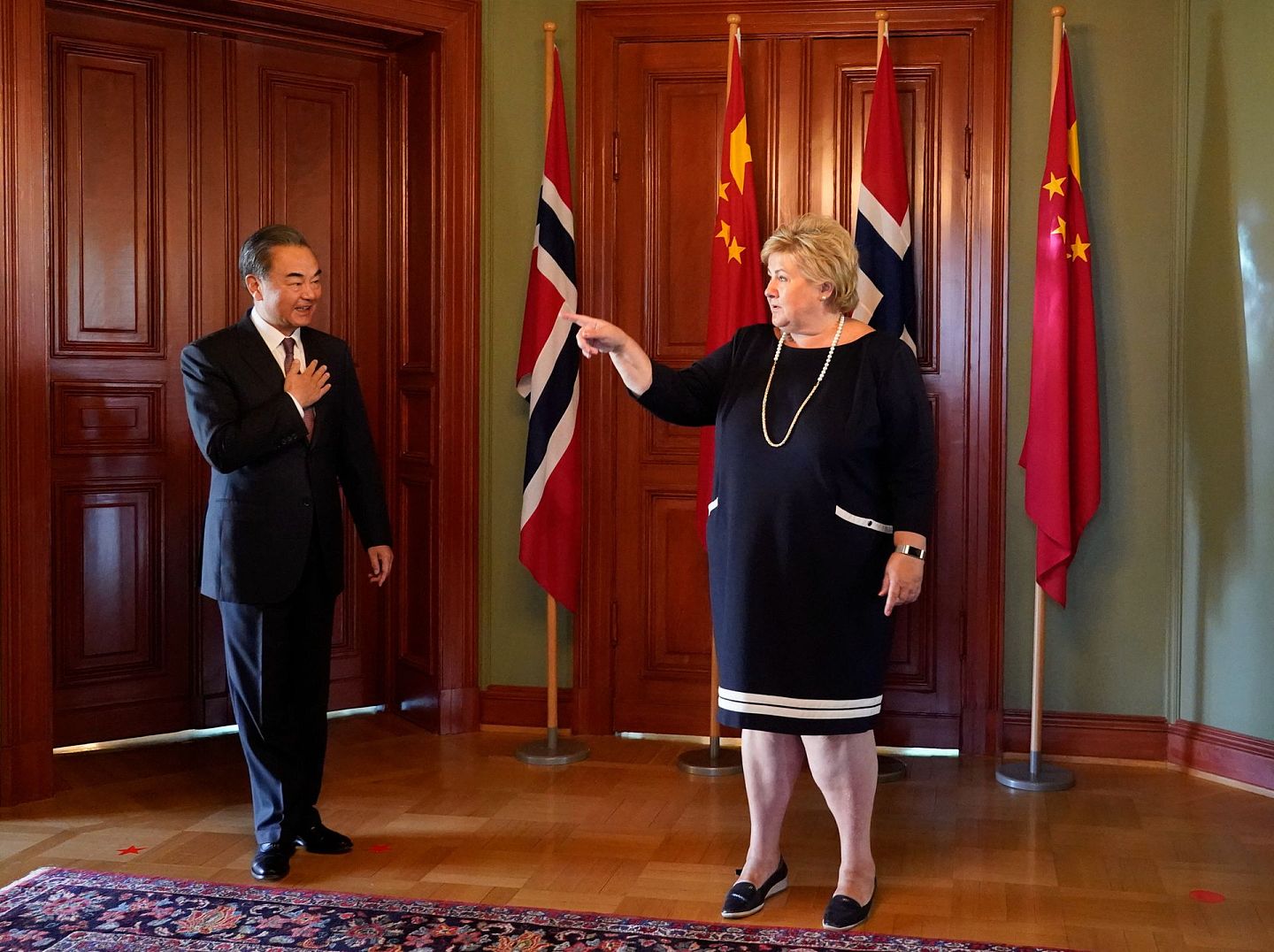 8月27日，挪威总理索尔贝格接见了中国外交部长王毅。王毅向索尔贝格转达中国领导人的亲切问候。（AP）