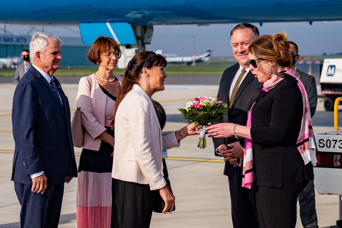 除了英国之外，蓬佩奥也在加强与中东欧国家的关系。图为2020年8月11日，蓬佩奥抵达捷克，开始了欧洲四国之旅。（AP）