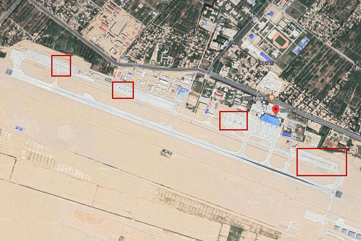 中印边境局势紧张之际。中国新疆的和田机场的最新卫星照片显示，停机坪上停有多种型号的战机。（谷歌地球截图）