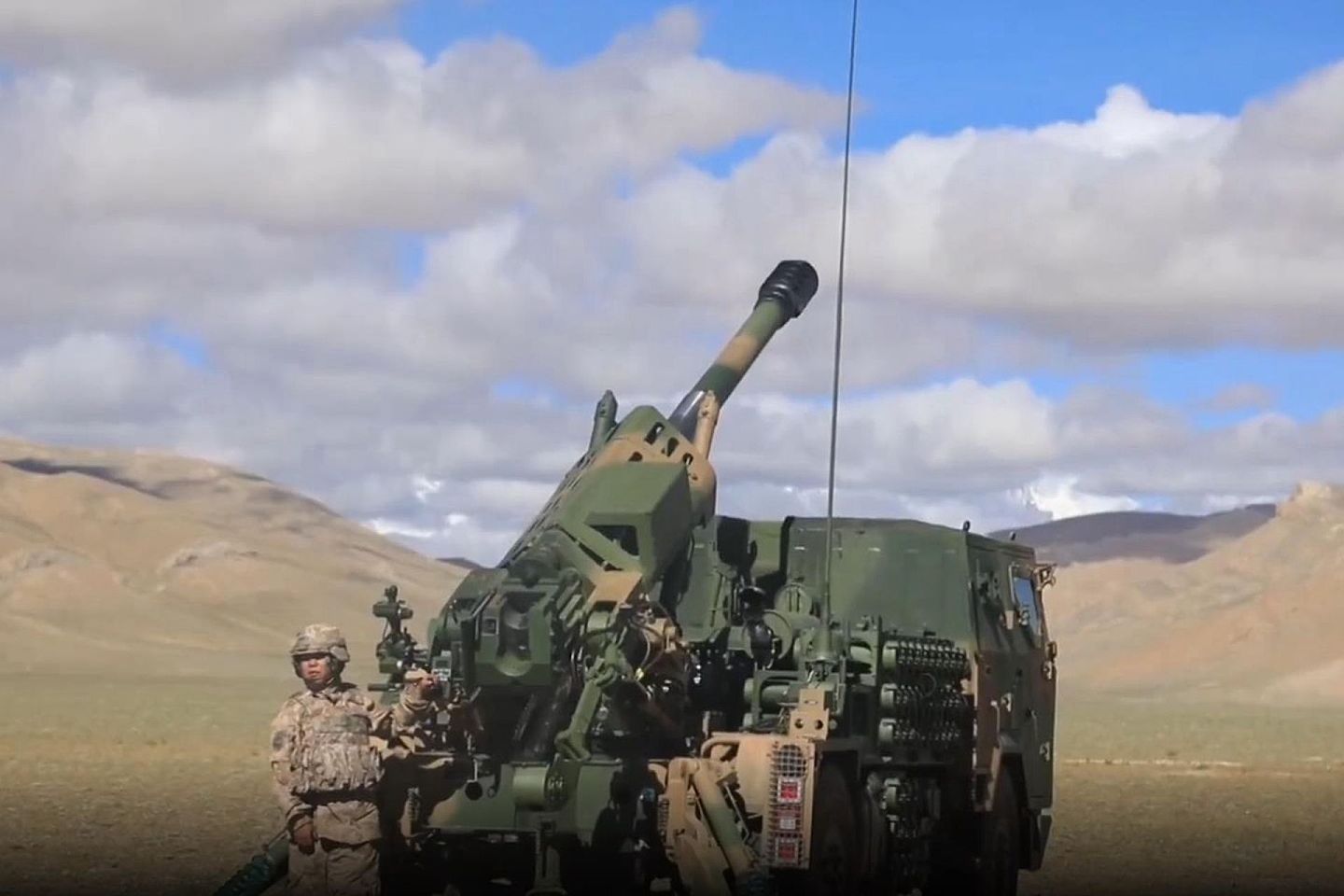 2020年8月初，西藏军区在高原地区进行了一场大规模的演习，部队多兵种火力协同打击能力得到检验。（微博@人民陆军）