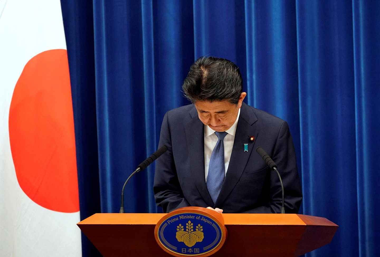 2020年8月28日，日本首相安倍晋三在东京首相官邸的新闻发布会上鞠躬。（ Reuters)