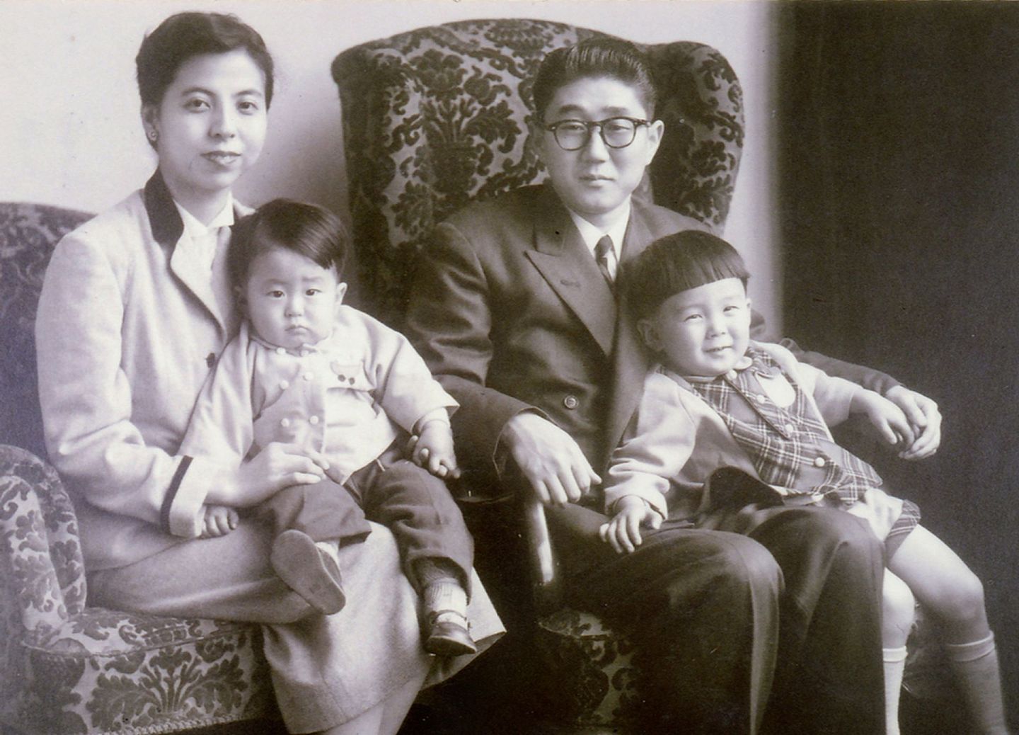 1956年的安倍家族：母亲岸洋子、2岁的安倍晋三、父亲安倍晋太郎及兄长安倍宽信。（维基百科公共领域）