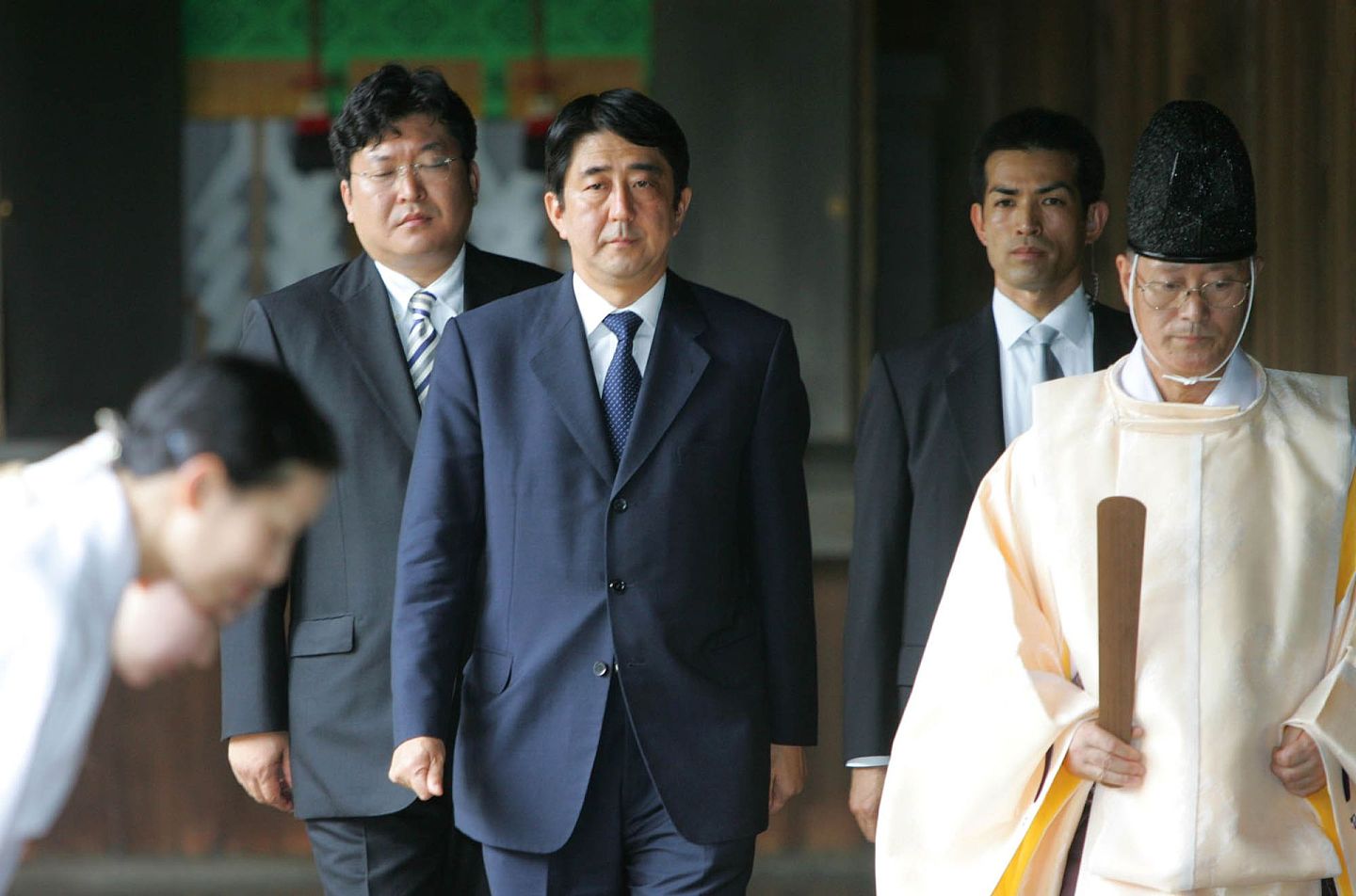 2006年8月4日星期五，安倍晋三参拜靖国神社。靖国神社被指美化了日本的军国主义历史。（AP）