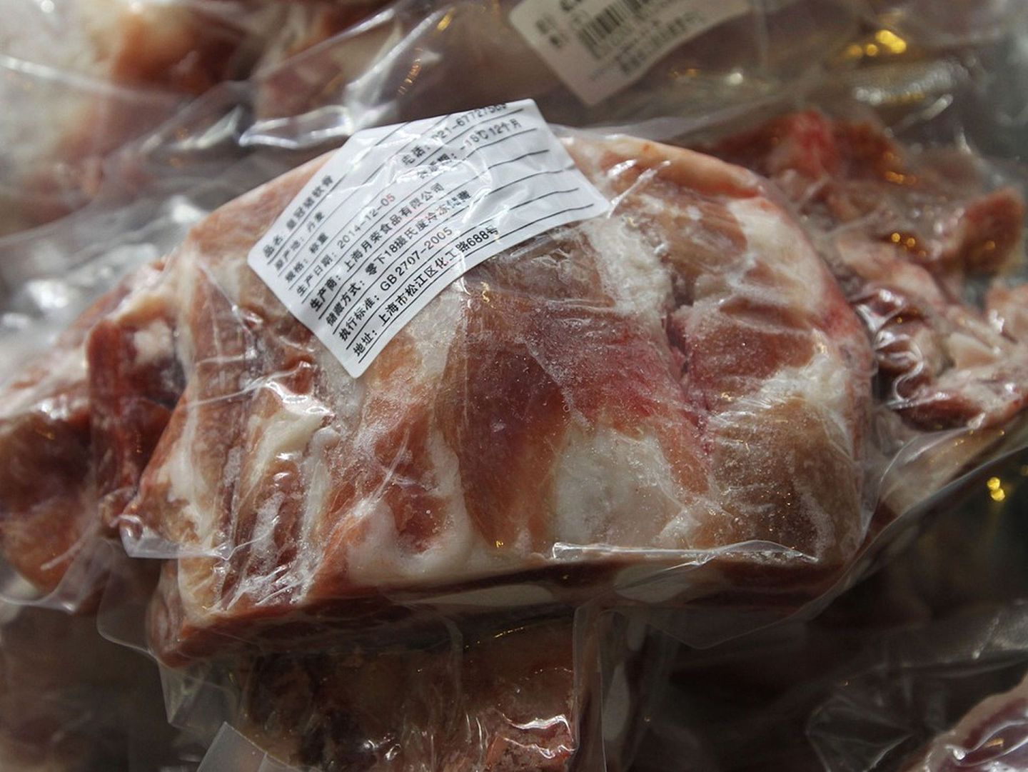 非洲豬瘟雖然導致中國市場的豬肉價格暴漲，但中國對含有萊克多巴胺（即瘦肉精）等藥物的美國豬肉也同樣敬而遠之，這使得中國不僅選擇從丹麥等國購買生鮮豬肉（圖為丹麥「皇冠」牌豬肉），更嘗試從南美、大洋洲國家購買牛羊肉，以此調整供應鏈結構。（視覺中國）