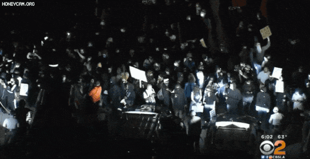 洛杉矶非裔携枪拳打警察被击毙，数百抗议者连夜包围警局讨说法！美国或爆发“种族内战”...（视频/组图） - 6