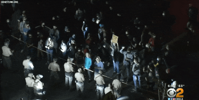 洛杉矶非裔携枪拳打警察被击毙，数百抗议者连夜包围警局讨说法！美国或爆发“种族内战”...（视频/组图） - 7