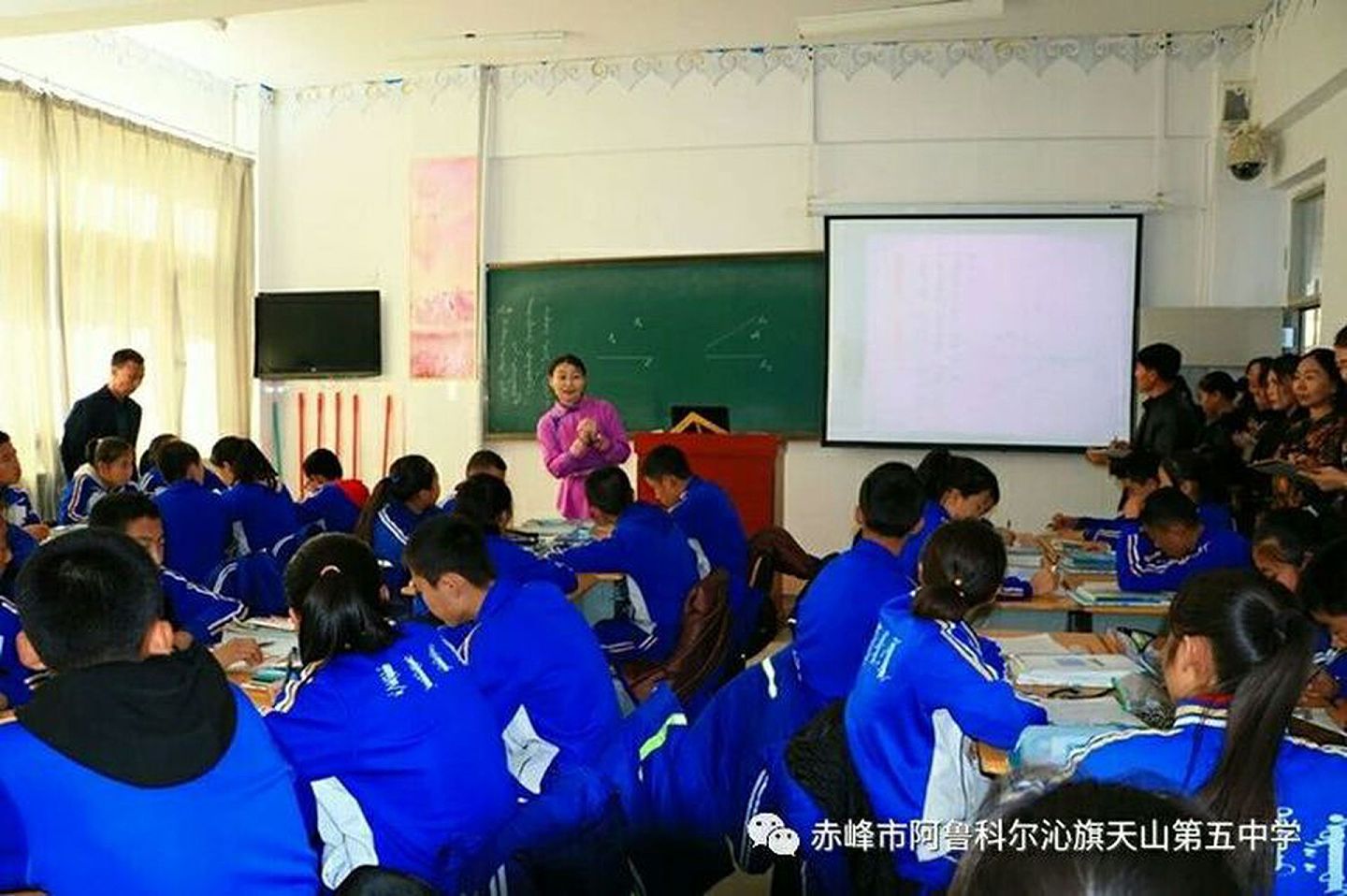 中国内蒙古将于今年秋季在小学一年级和初中一年级使用中国国家统编《语文》教材引发争议。（微信@赤峰市阿鲁科尔沁旗天山第五中学）